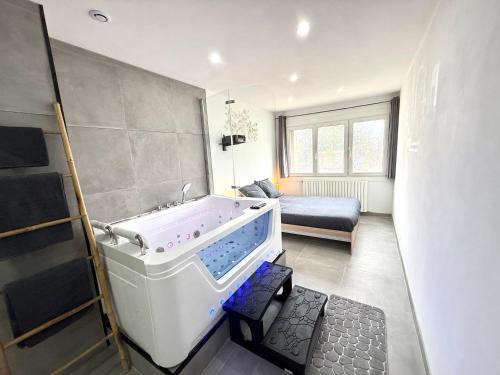 Publier Apartment | "RELAX SPA Publier" cinéma balnéo "Maison de village"