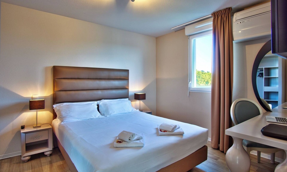 Lahonce Hotel | Relaxing French Escape | 5.4 Miles to Natural History Museum Exhibits