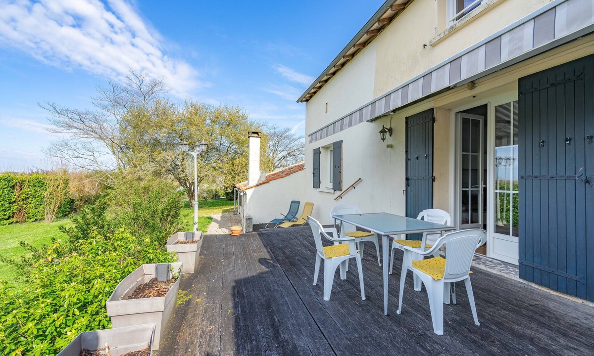 Jonzac House | Renovated Holiday Home 'Le 36' with Private Terrace, Garden, and Wi-Fi