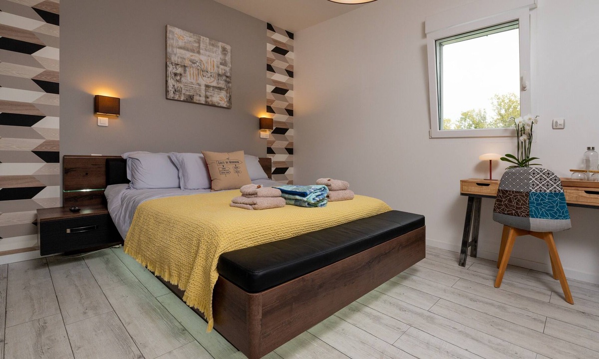 Ploeren Bed & Breakfast | Room 'Gwened' with Shared Terrace, Wi-Fi, and Air Conditioning