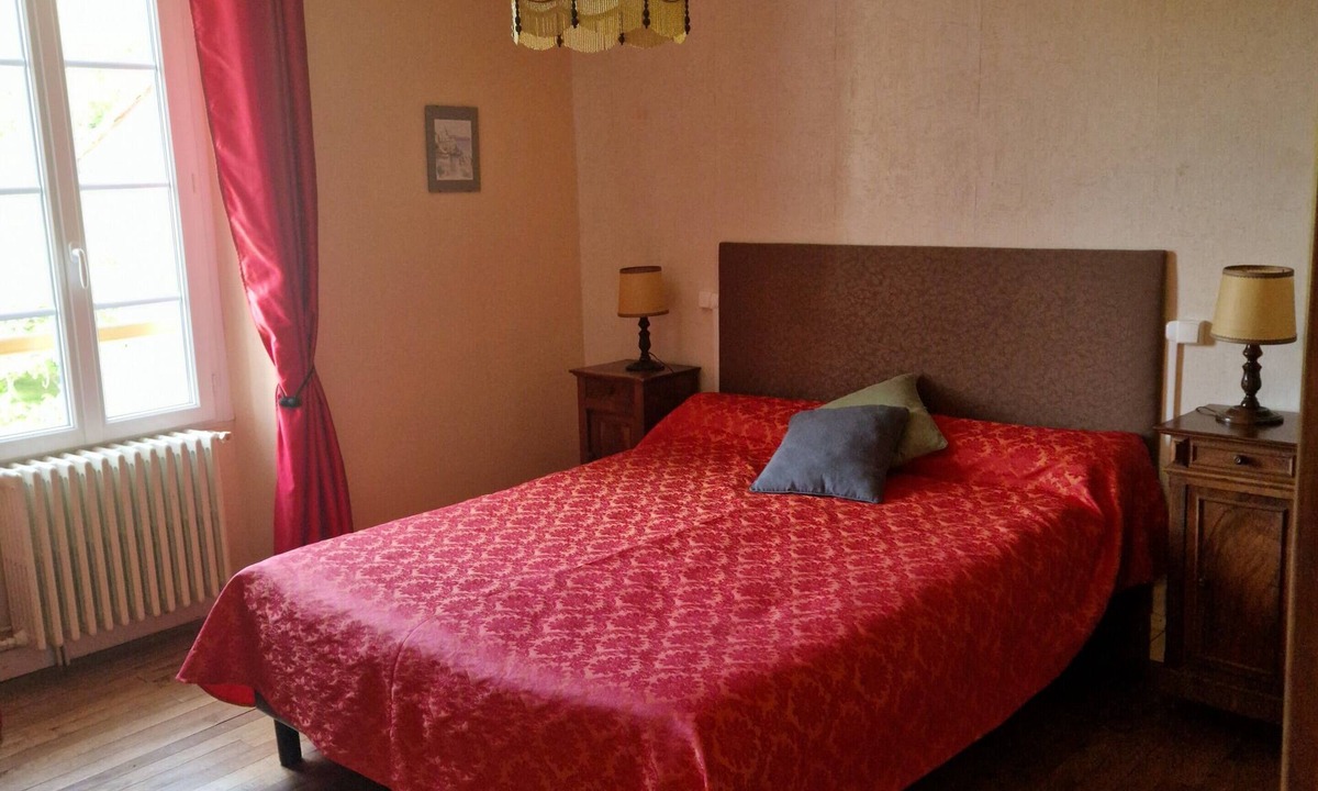 Reaux Bed & Breakfast | Room 'Le Vieux Noyer - Erable' with Shared Garden and Wi-Fi