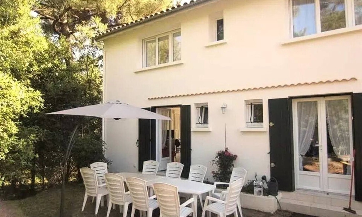 Saint-Georges-de-Didonne Villa | Saint Georges de Didonne - THE PERFECT VACATION HOME: garden, patio.