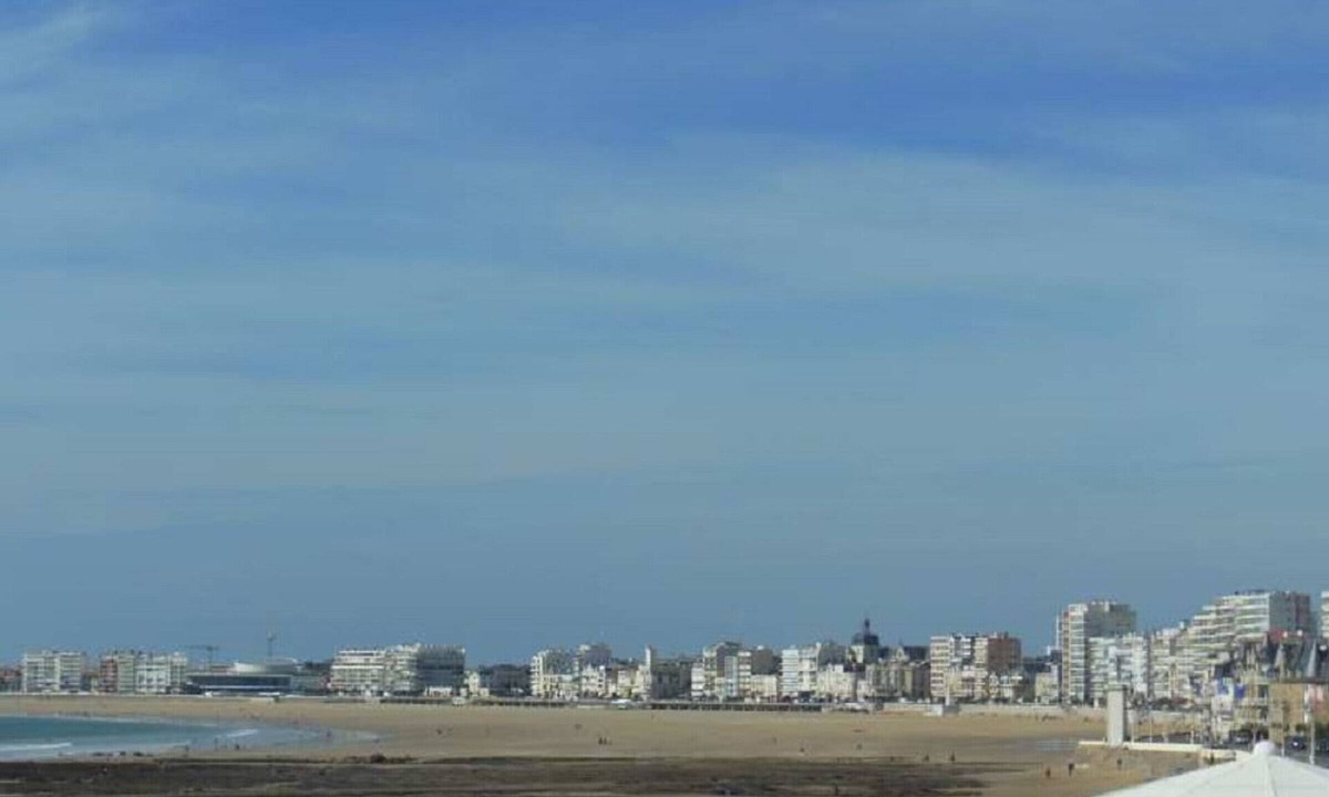 Les Sables d'Olonne Apartment | Seafront Apartment in Les Sables-d'Olonne – Renovated, 4 Guests, Balcony, Near Beach & Thalassotherapy