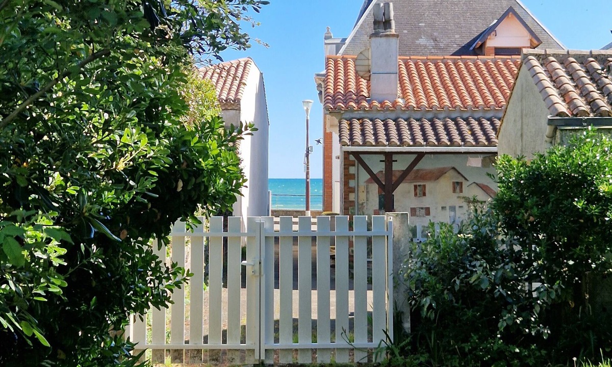 Saint-Gilles-Croix-de-Vie House | Seaside family home with terrace and garden 🌸