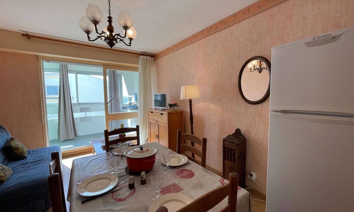 Saint-Hilaire-de-Riez Apartment | Seaside Retreat: Cozy 1BR Apartment, 200m from Beach, Sleeps 4, with Balcony & Free Cleaning