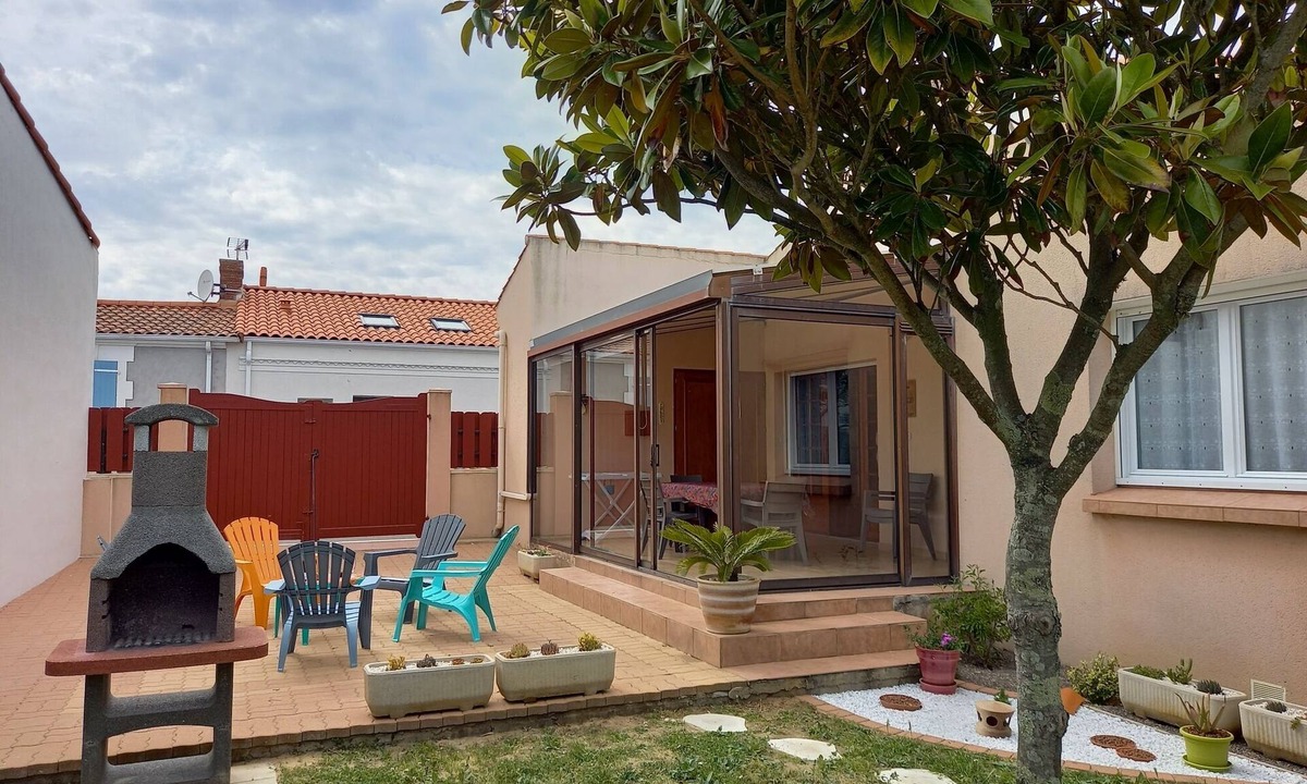 Les Sables d'Olonne Villa | Single-family home with a shaded garden, private garage, and all amenities.
