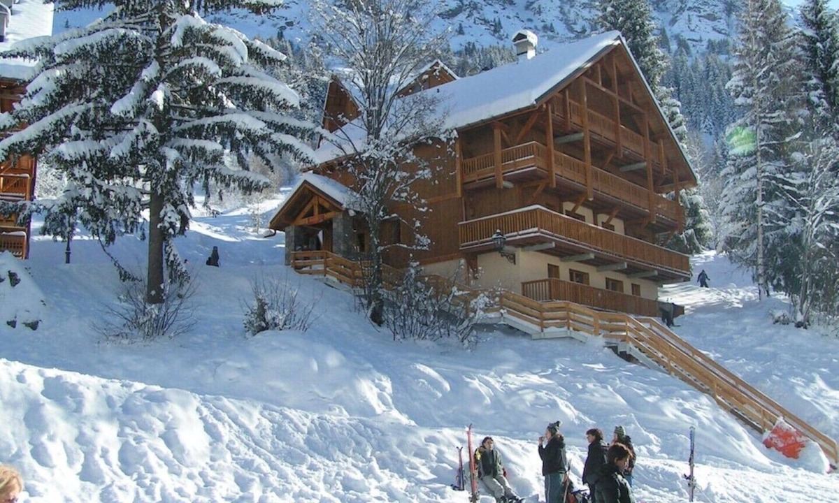Oz-en-Oisans Apartment | Ski in Ski Out Luxury Apartment with South West Facing Balcony!