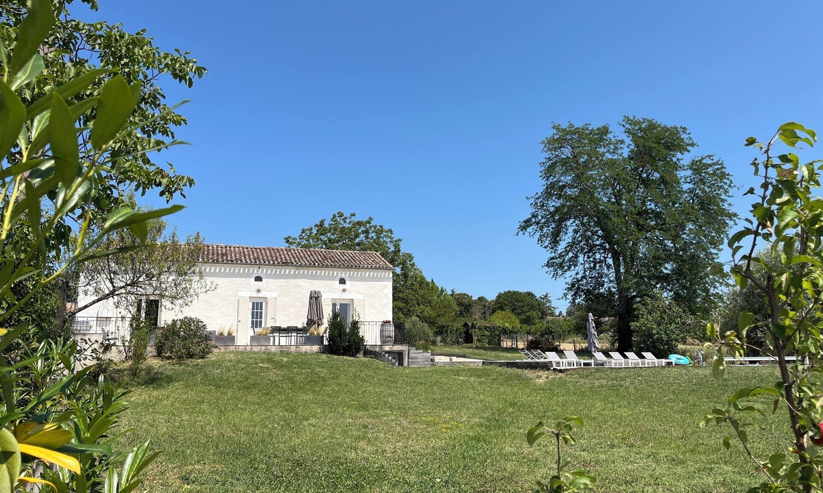 Saint-Aubin-de-Cadelech House | Spacious home with pool and magnificent view