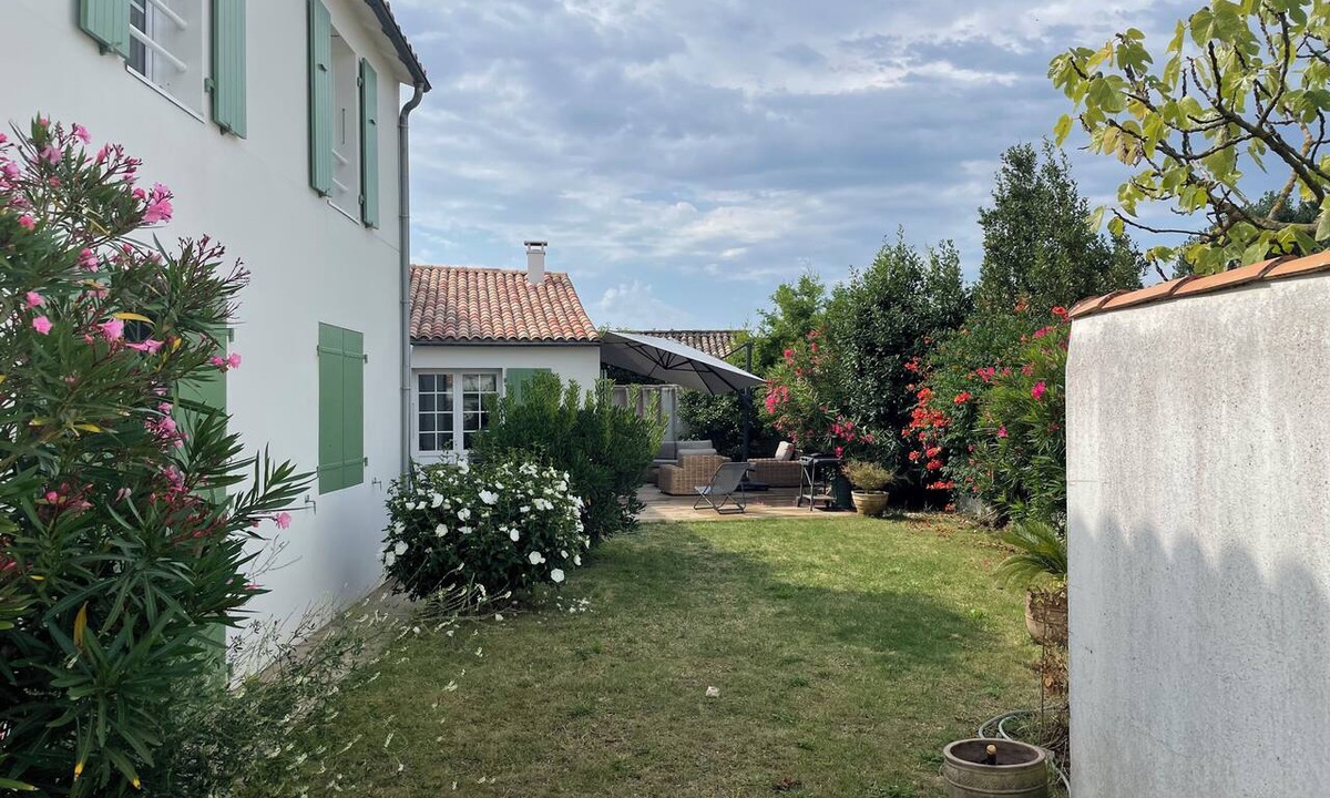 La Couarde-sur-Mer House | Spacious Family Home close to the beach and market