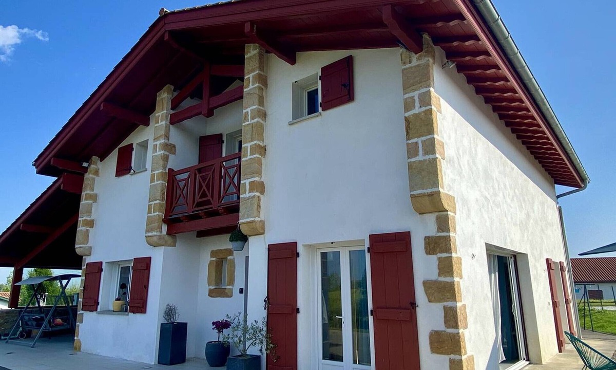 Bardos House | Spacious house in Bardos, sleeps 6, pets allowed, wifi