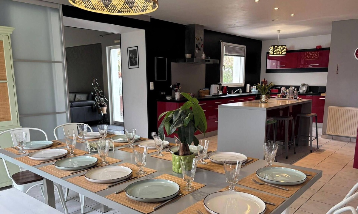 Challans Cottage | Spacious house near beaches - 12 guests