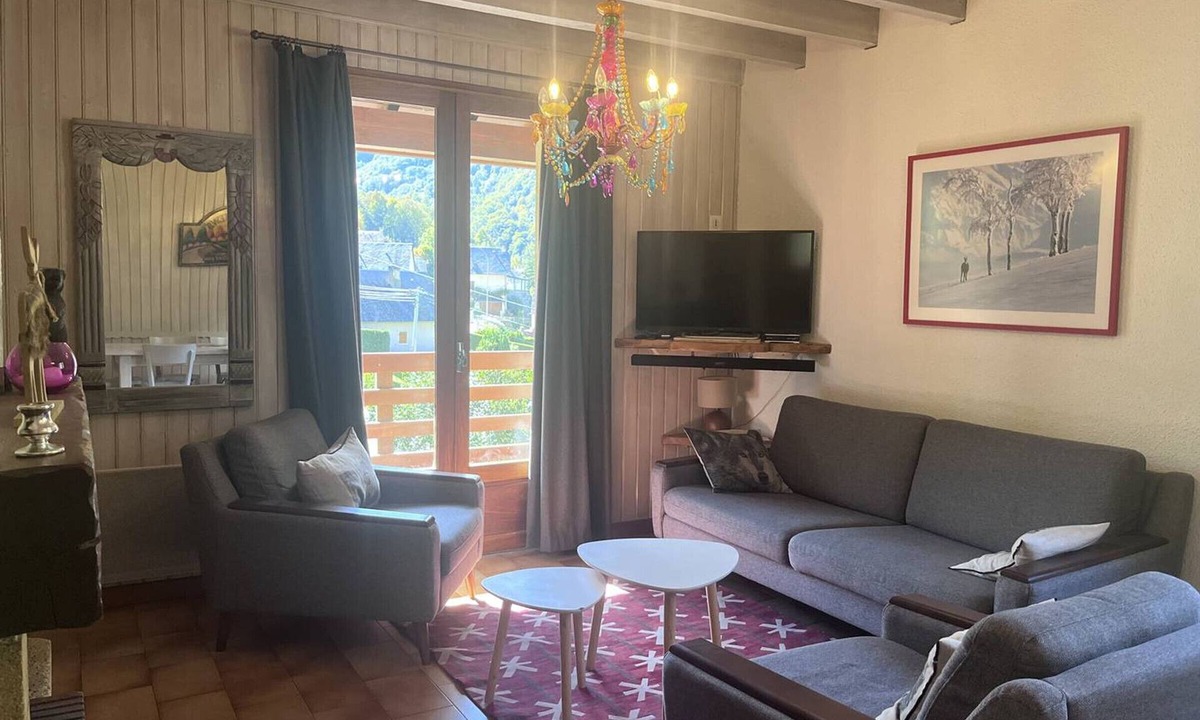 Cauterets House | Spacious house with parking and balcony in Cauterets