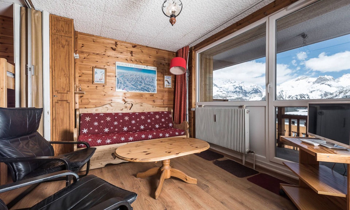 Les Almes Apartment | Spacious studio cabin for 4, pets allowed, east-facing balcony
