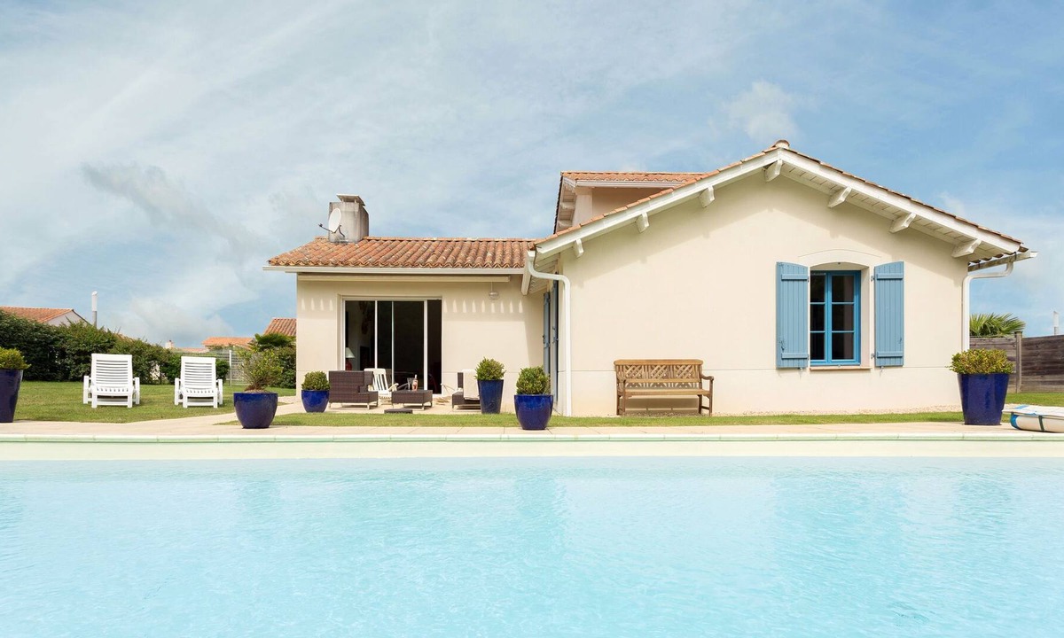 L'Aiguillon-sur-Vie Villa | Spacious villa with private swimming pool