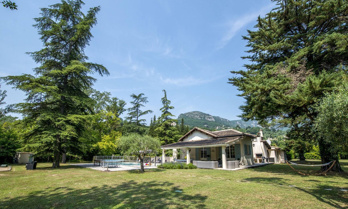 Le Bar-sur-Loup Villa | Spacious villa in Tourrettes-sur-Loup with Private Lake access