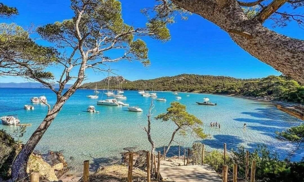Sainte-Maxime Apartment | Studio close to all amenities-pool-air-conditioning-Parking-Fibre-rated 3 *.