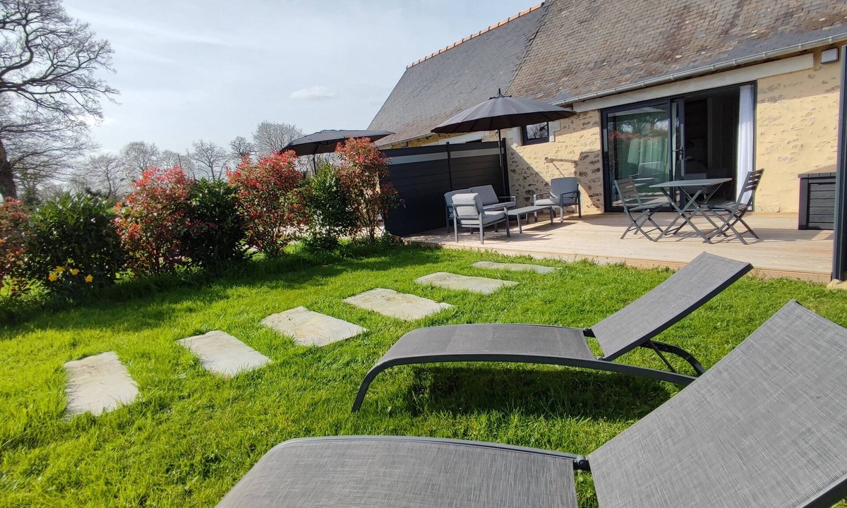 Saint-Fort House | Studio 'Gîte A du Domaine de l'Epinay with Private Terrace, Private Garden and Wi-Fi