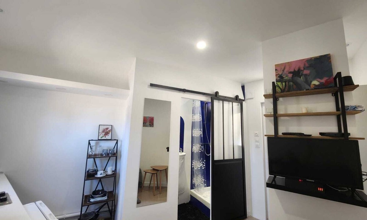 Grimaud Apartment | Studio in a mythical tower on the water at the entrance to Porte Grimaud with parking lot