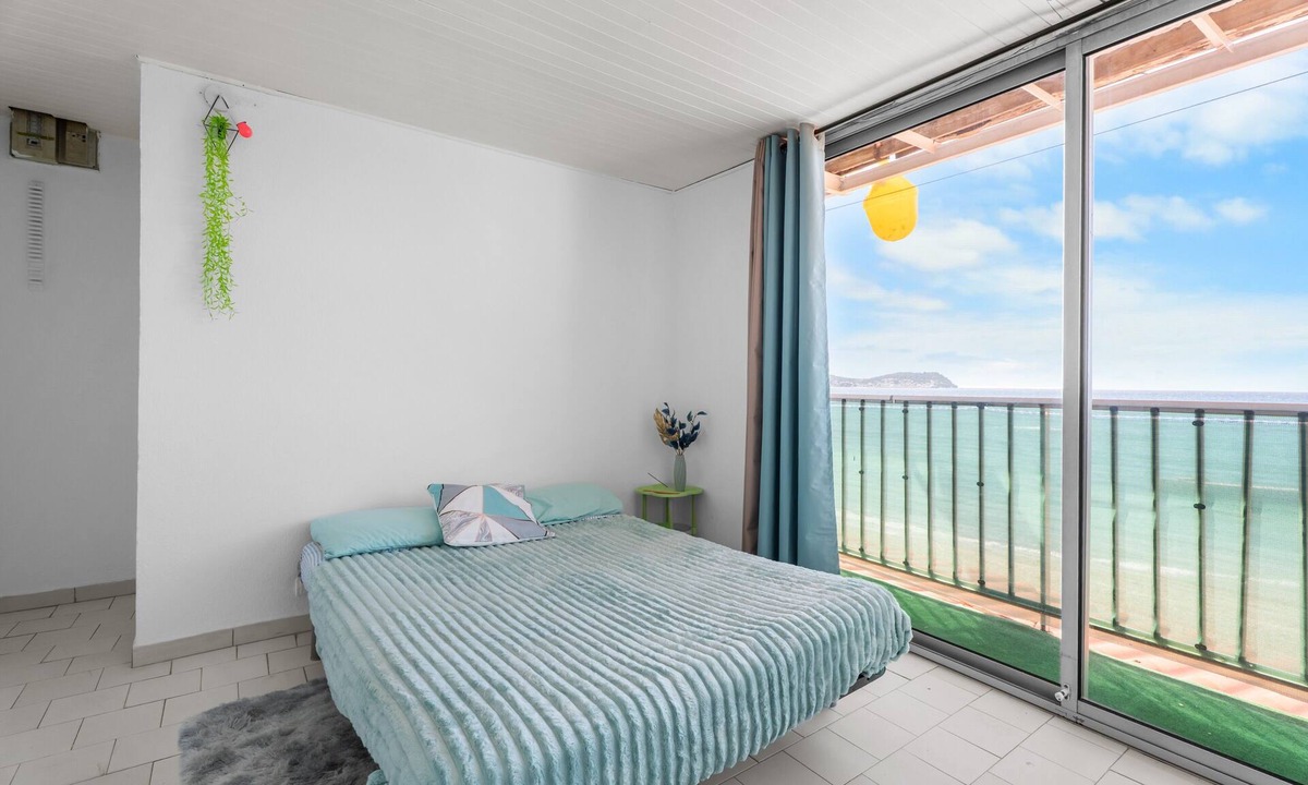 Le Pradet Bed & Breakfast | Studio "Porte Rouge 3" with Sea View