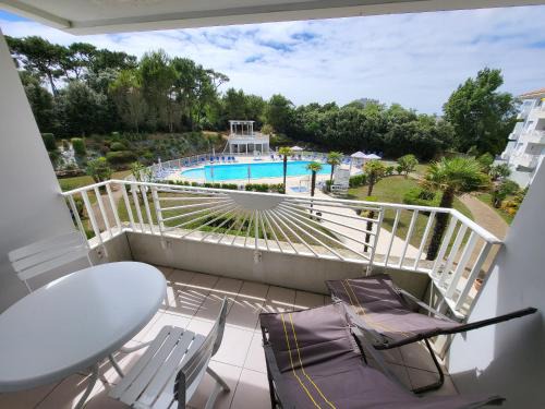 Chateau-d'Olonne Apartment | Studio rénové avec piscine et parking, proche plage - FR-1-92-955
