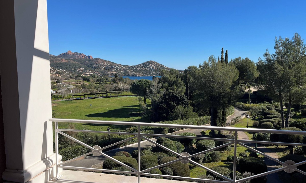 Le Dramont Apartment | Studio with balcony, sea & golf view, swimming pool, parking-Hameau Cap Esterel