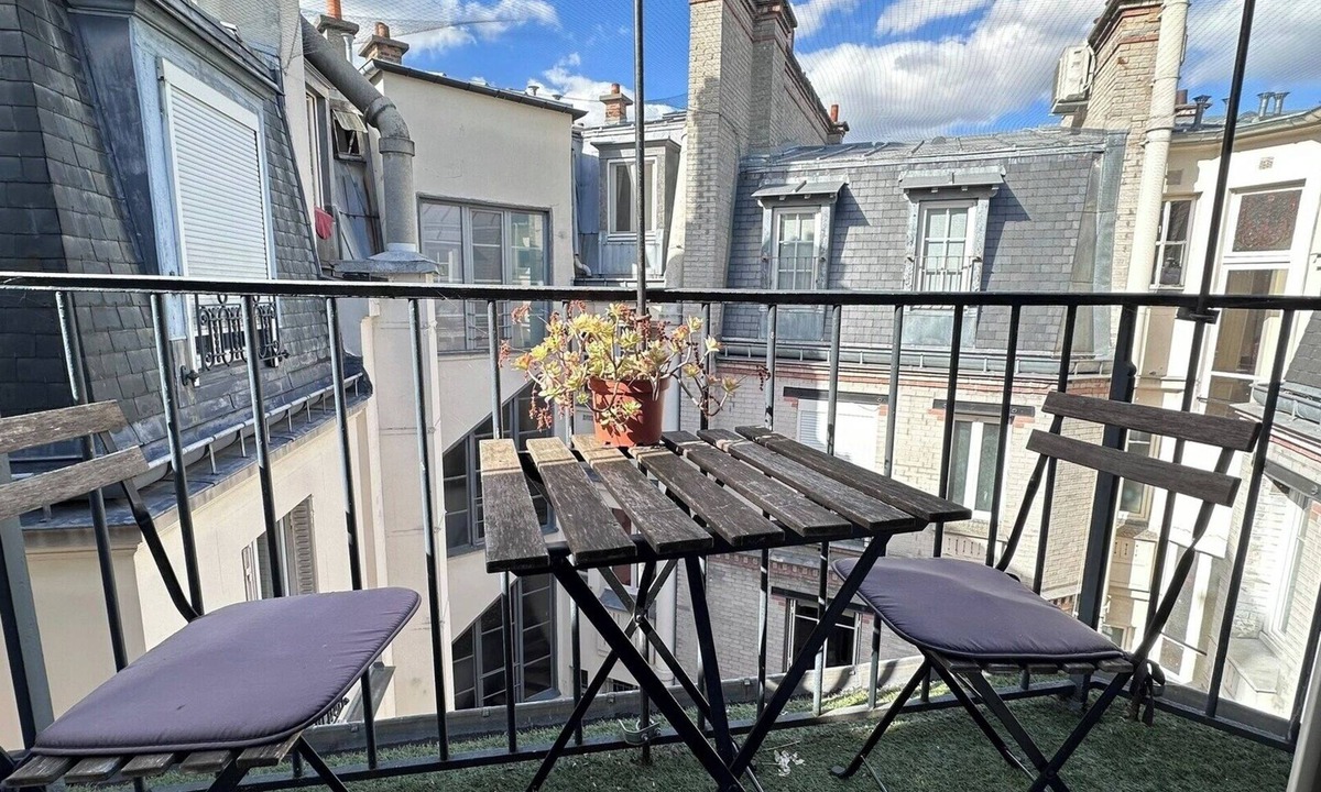 18th Arrondissement Apartment | Studio with Balcony - Montmartre