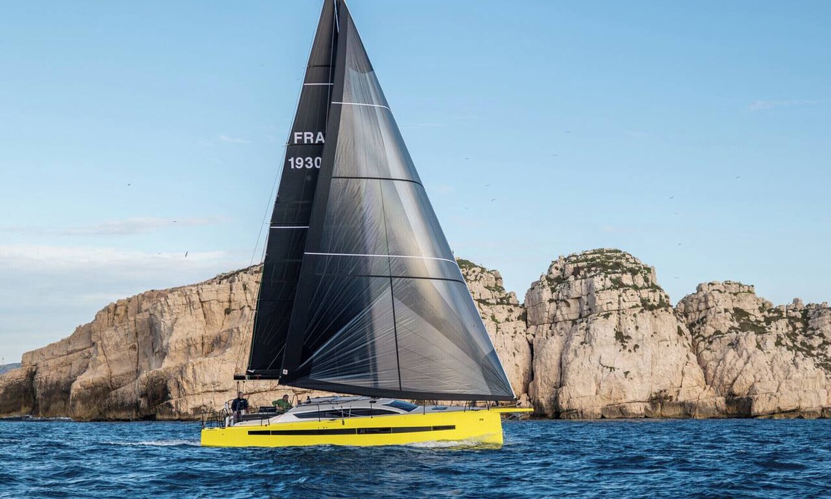 French Atlantic Coast Boat Rental | Sun-Kissed Sailing Adventure in Antiguo Puerto de La Rochelle