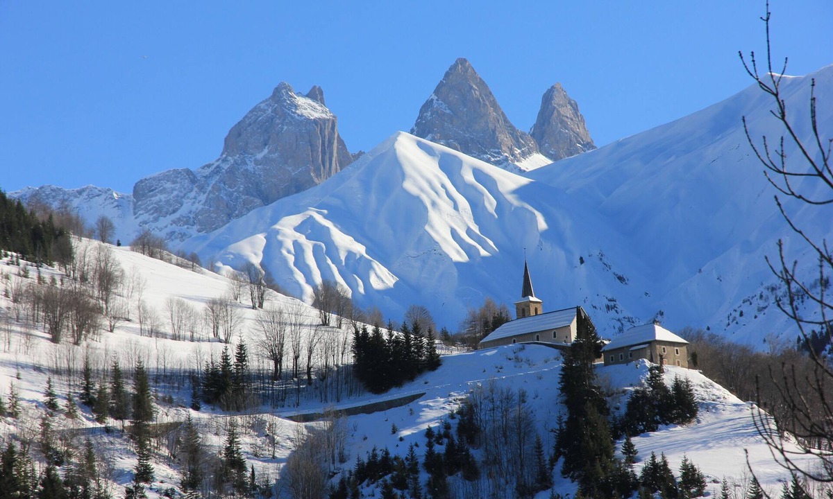 Le Chalmieu Ski Chalet | Superb 450m2 Savoyard chalet at the foot of the Aiguilles d'Arves. Altitude 1600m.