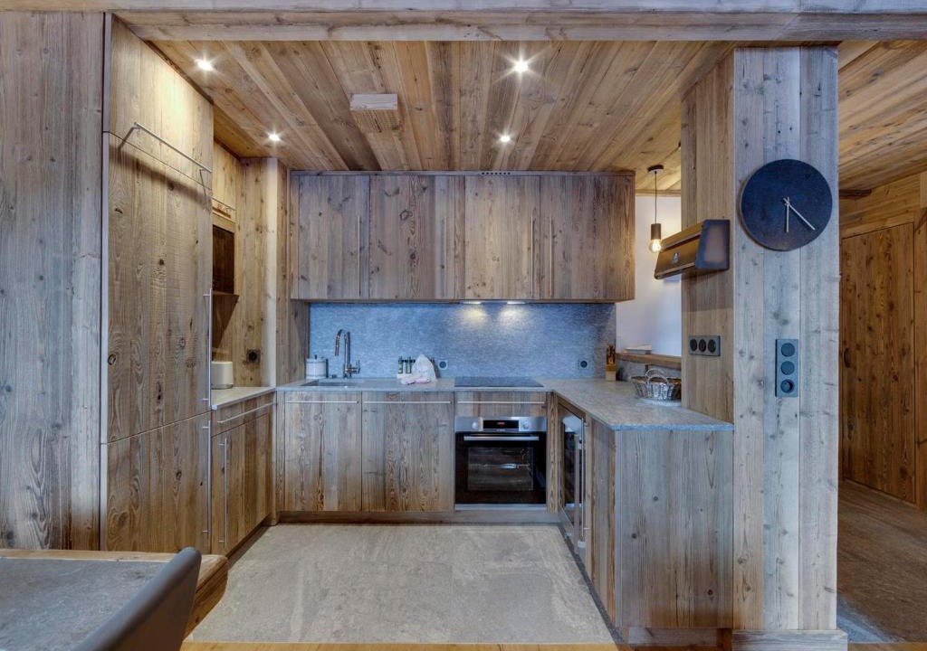 Val-d'Isere Apartment | Superbe duplex 68m² avec cheminée, 2 chambres, parking intérieur, et services inclus à Val d'Isère - FR-1-567-46