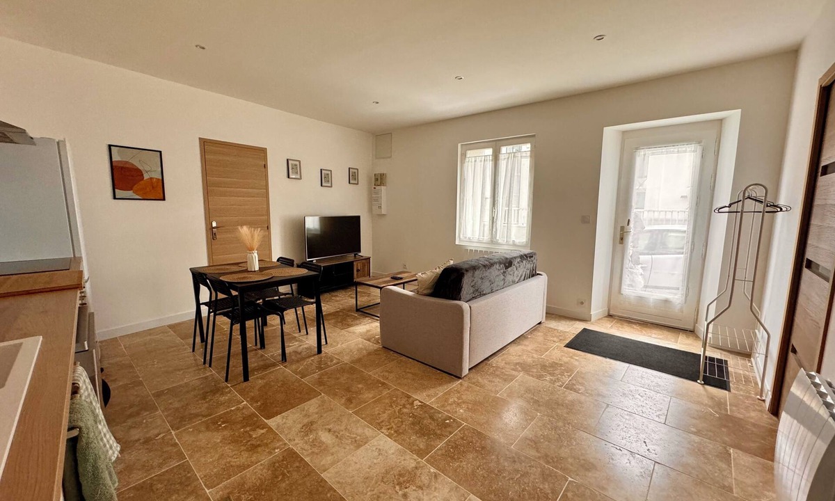 La Madeleine Apartment | T2- Proche Loire/Place privée au pied du logement