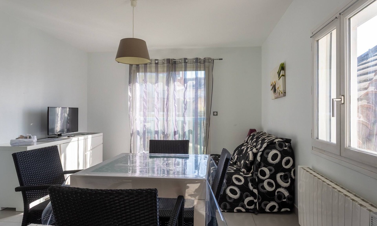Salies-de-Bearn Apartment | T2 Vert Anis Apartment with Wi-Fi