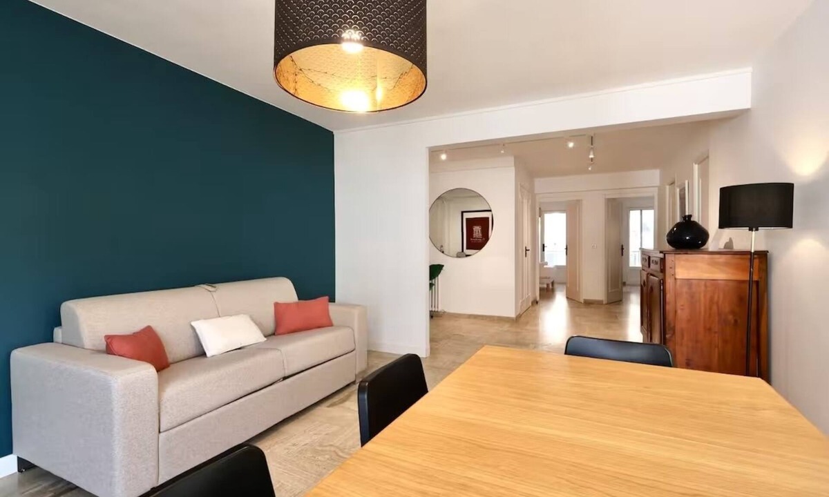 Juan-les-Pins Apartment | T3 bright - 6 pers - Center - Air-conditioned - Train station at 200 m - Parking - Sea at 100 m