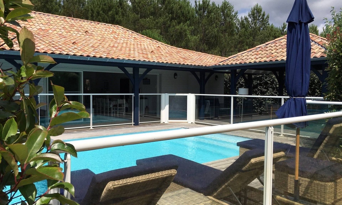 Lege-Cap-Ferret Villa | THE BLUE HOUSE—A BEAUTIFUL, AIR-CONDITIONED VILLA WITH A HEATED POOL