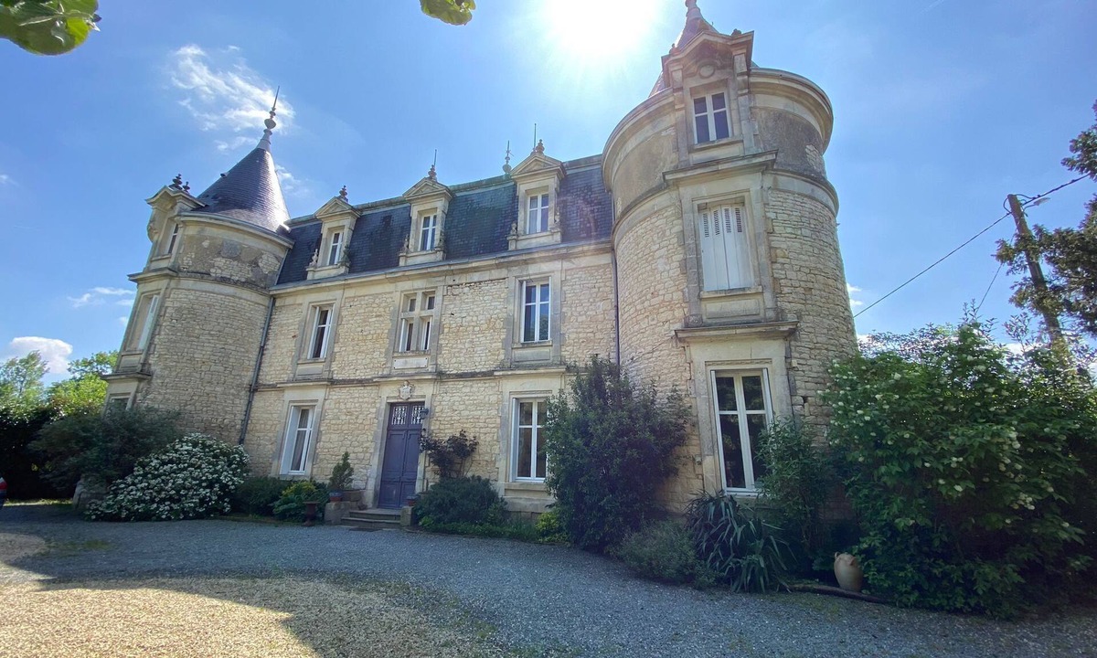 Fors Other | THE LARGE COTTAGE AT CHÂTEAU SAINTE MARIE NEAR THE MARAIS POITEVIN