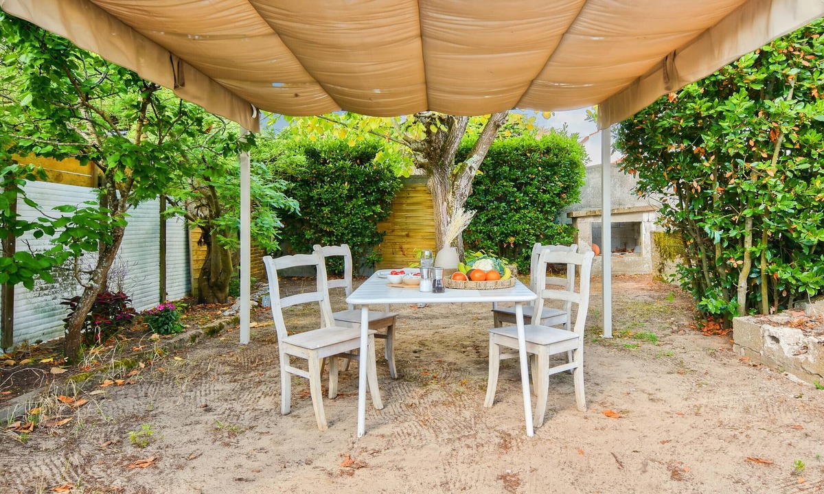 Barbatre House | The reflection of the dunes, garden, beach at 300m