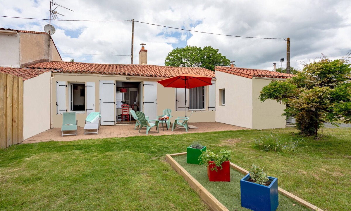 Challans House | Three-Star Holiday Home: Peaceful House with Private Terrace, Garden & Wi-Fi