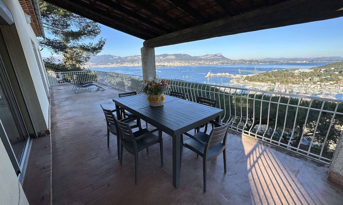 Saint-Mandrier-sur-Mer Apartment | Top of villa, full sea view