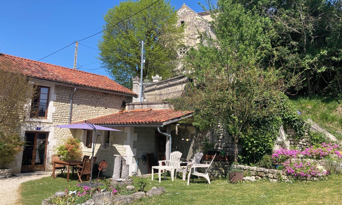 Brie-sous-Barbezieux Cottage | Two countryside cottages-gites with pool in a beautiful countryside setting.