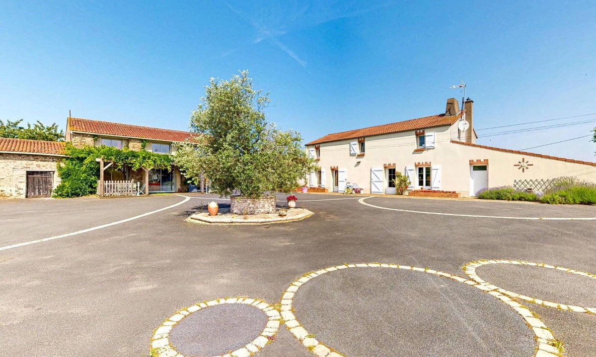 Montrevault-sur-Evre House | Two gîtes in the countryside for 25 people: indoor swimming pool and play areas