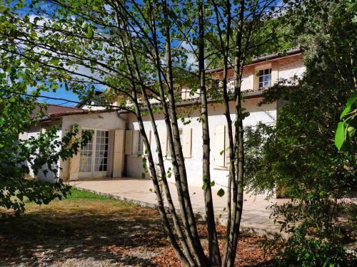 Courcoury House | Villa 168m2 avec Piscine, sur Parc Arboré pour groupe Famille et Amis jusqu'à 10 personnes