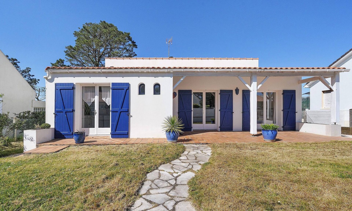 Pornic House | Villa "23 Les Sablons" with Private Terrace, Garden, and Wi-Fi