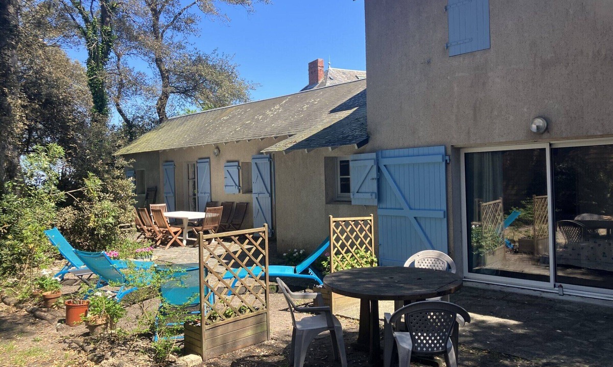 Noirmoutier-en-l'Ile Villa | Villa 8 people sea view, 30 meters from the beach. Direct access from the garden.