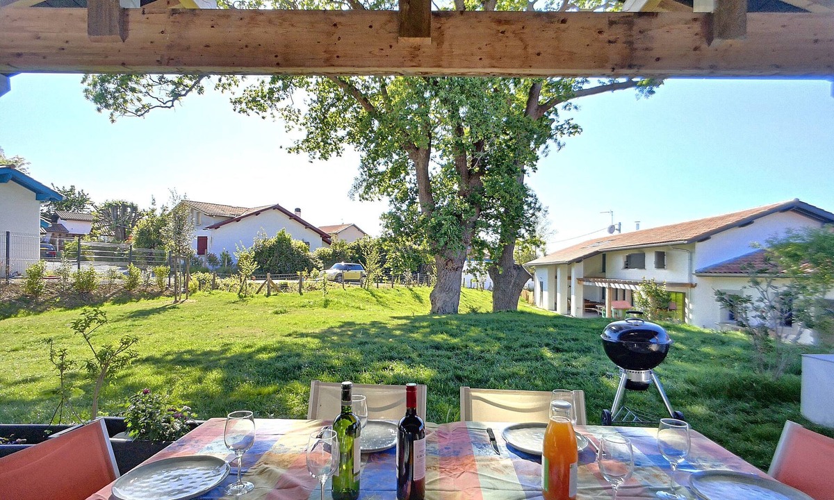 Arcangues House | Villa Arcangues, beautiful garden in a quiet setting, 7 minutes from Biarritz Beach, dogs welcome!