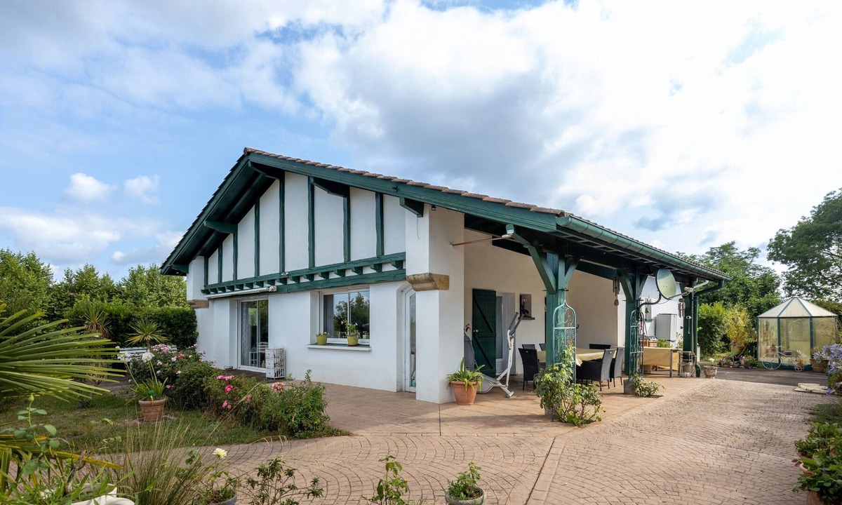 Bardos House | Villa 'Beautiful Basque House in Bardos' with Air Conditioning, Garden & Wi-Fi
