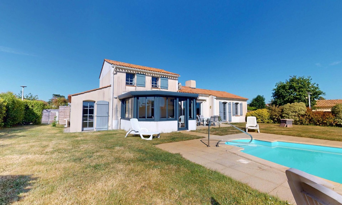 L'Aiguillon-sur-Vie Villa | Villa BlueGreen - Pool, enclosed garden & sleeps 8