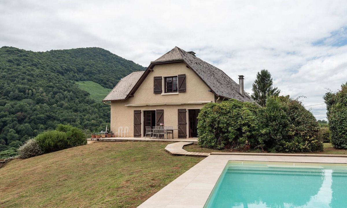 Arthez-d'Asson House | Villa Delb – Mountain View, Private Pool, and Wi-Fi
