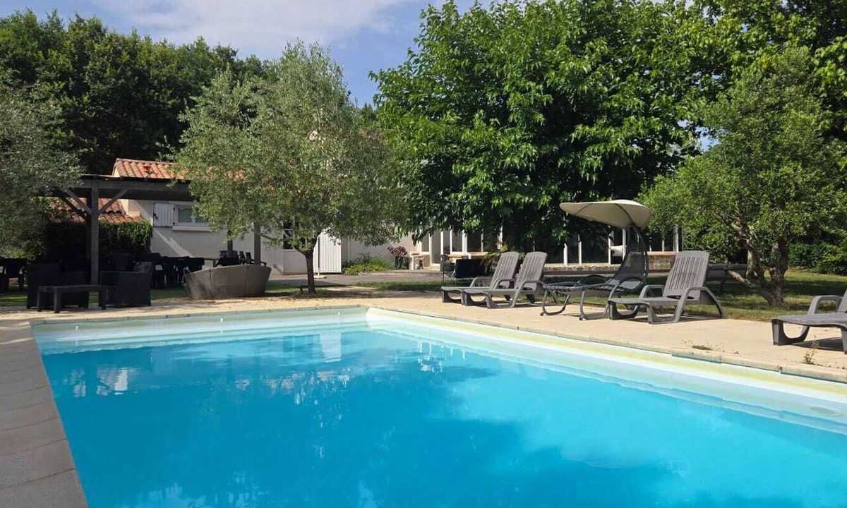 Corcoue-sur-Logne Villa | Villa, gîte in the heart of nature. Park, swimming pool and pond