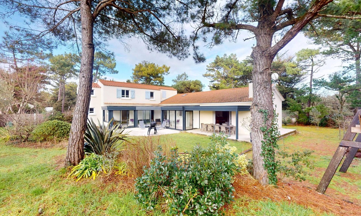 Saint-Jean-de-Monts Villa | Villa Mabhep - Playground, beach 500m away, sleeps 10