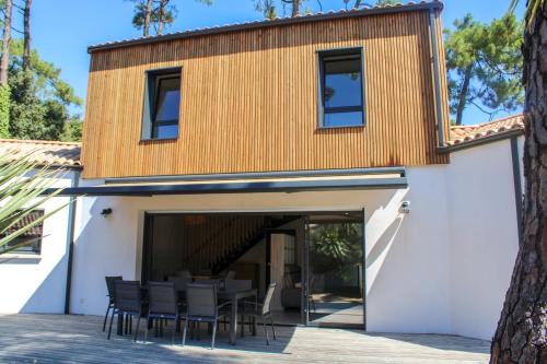 Bretignolles-sur-Mer Villa | Villa Pinède 800m from Beach Private Jacuzzi Pine Forest Sleeps 8