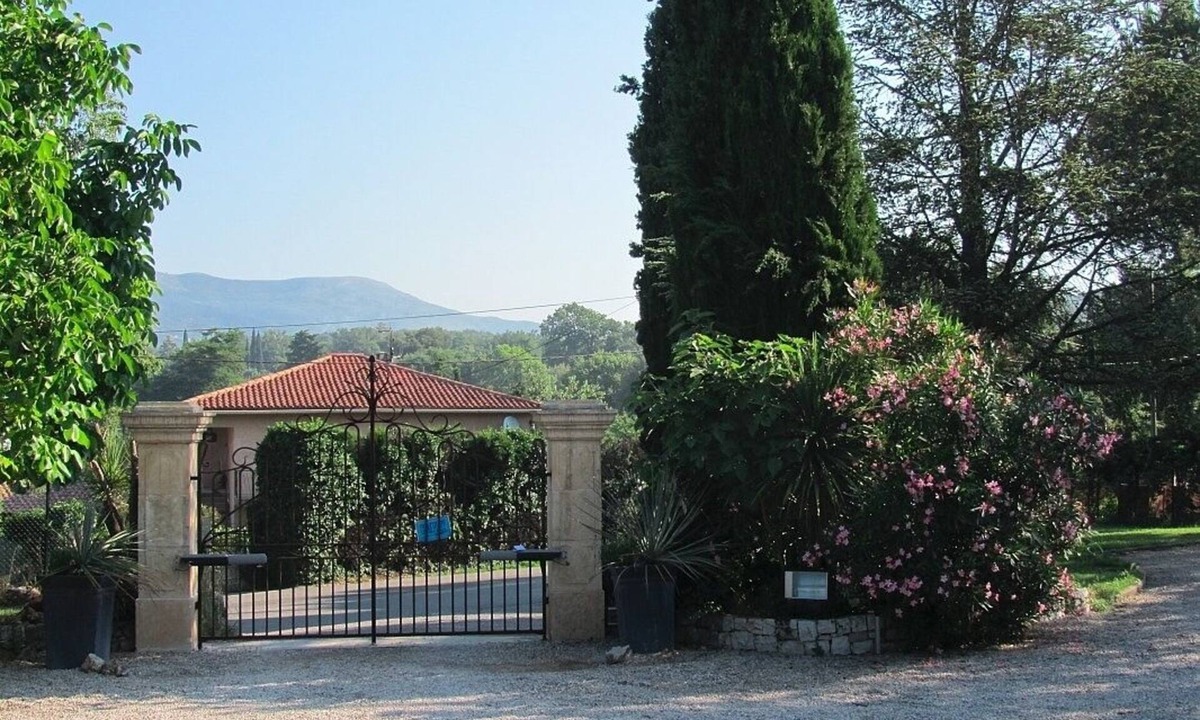 Roquefort-les-Pins Villa | Villa Zelda Large 3bed 100m².Stylish French Decor.Pool & Garden.Amenities nearby